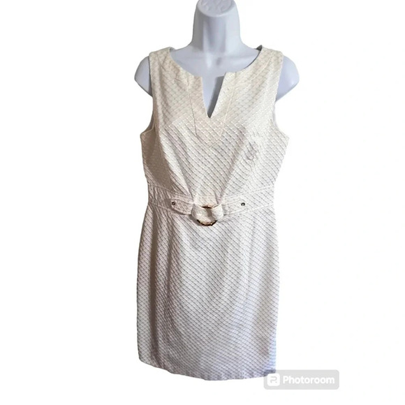 Liz Claiborne Size 10 White Jacquard Sheath Dress Gold Belt Accent Jackie O MOD - Picture 2 of 6